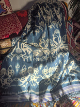 Load image into Gallery viewer, Sumba Indigo Ikat Hinggi